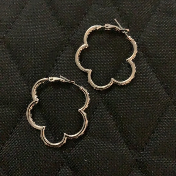 โญ๏ธ 10-4-$10- Faux Bling Flower Earrings - Picture 7 of 8